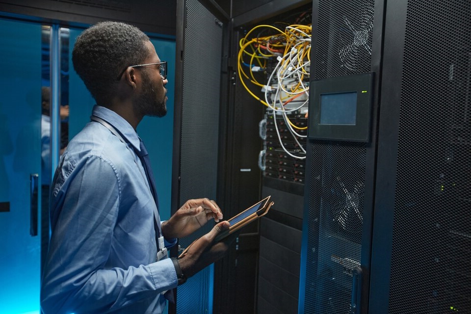 20230808130400_[fpdl.in]_side-view-portrait-african-american-man-standing-by-server-cabinet-while-working-with-supercomputer-data-center-holding-tablet-copy-space_236854-29025_large